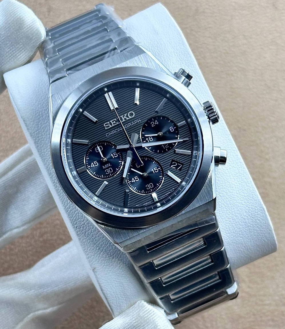 Seiko Chronograph 43 мм крупным планом: чёрный циферблат, минеральное стекло и корпус из стали 316L