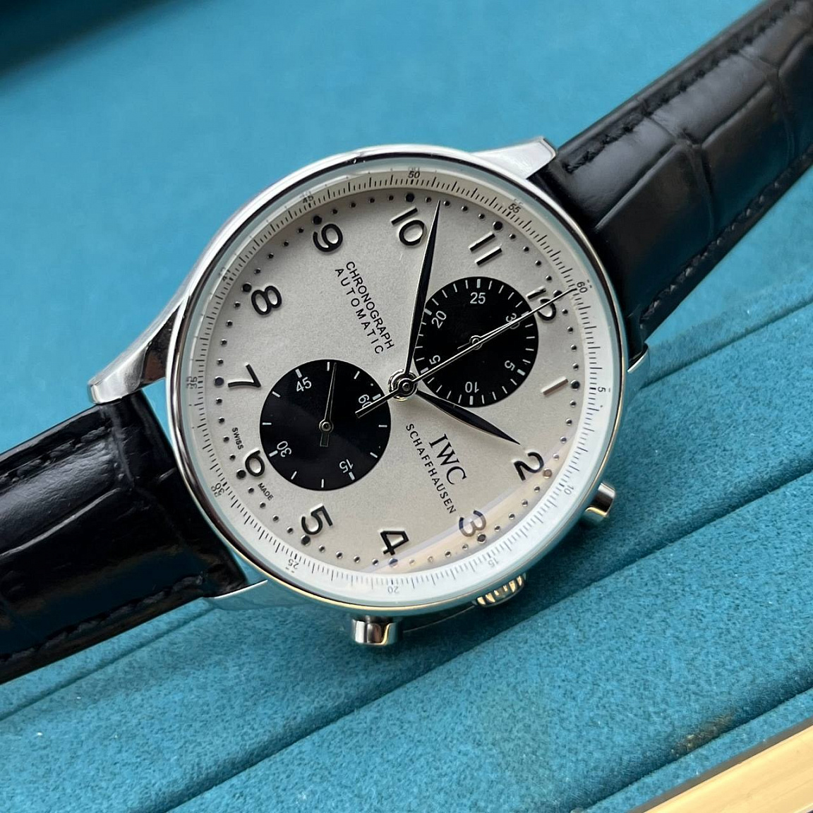 Часы IWC Portugieser 41 мм: корпус из нержавеющей стали 316L с PVD под розовое золото, белый циферблат, кожаный ремешок