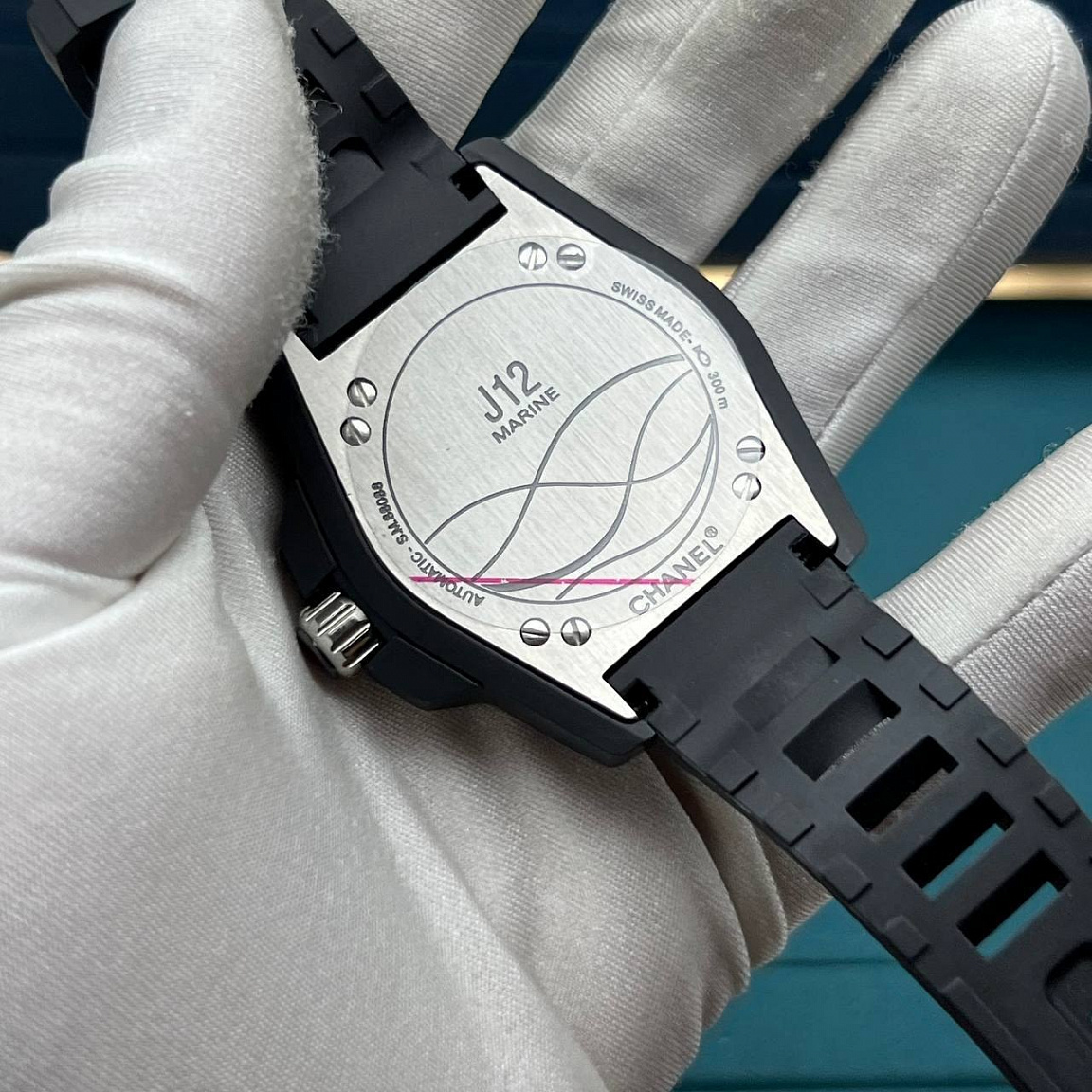 Часы CHANEL J12 Marine 42 мм: корпус из стали 316L с PVD, светлые стрелки и дата между отметками 4 и 5