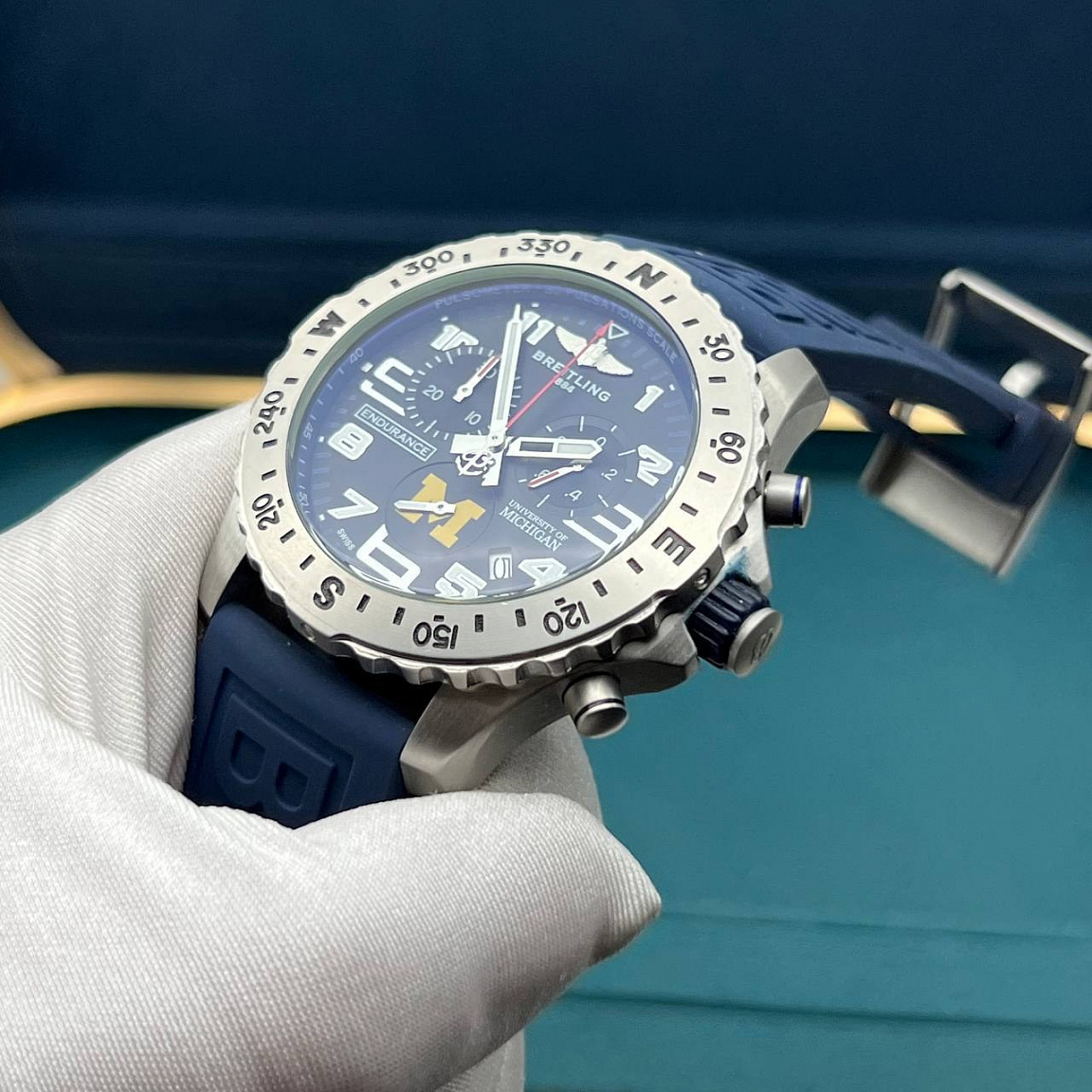 Breitling Endurance Pro Michigan: корпус 43 мм из нержавеющей стали 316L, чёрный циферблат и синий ремешок