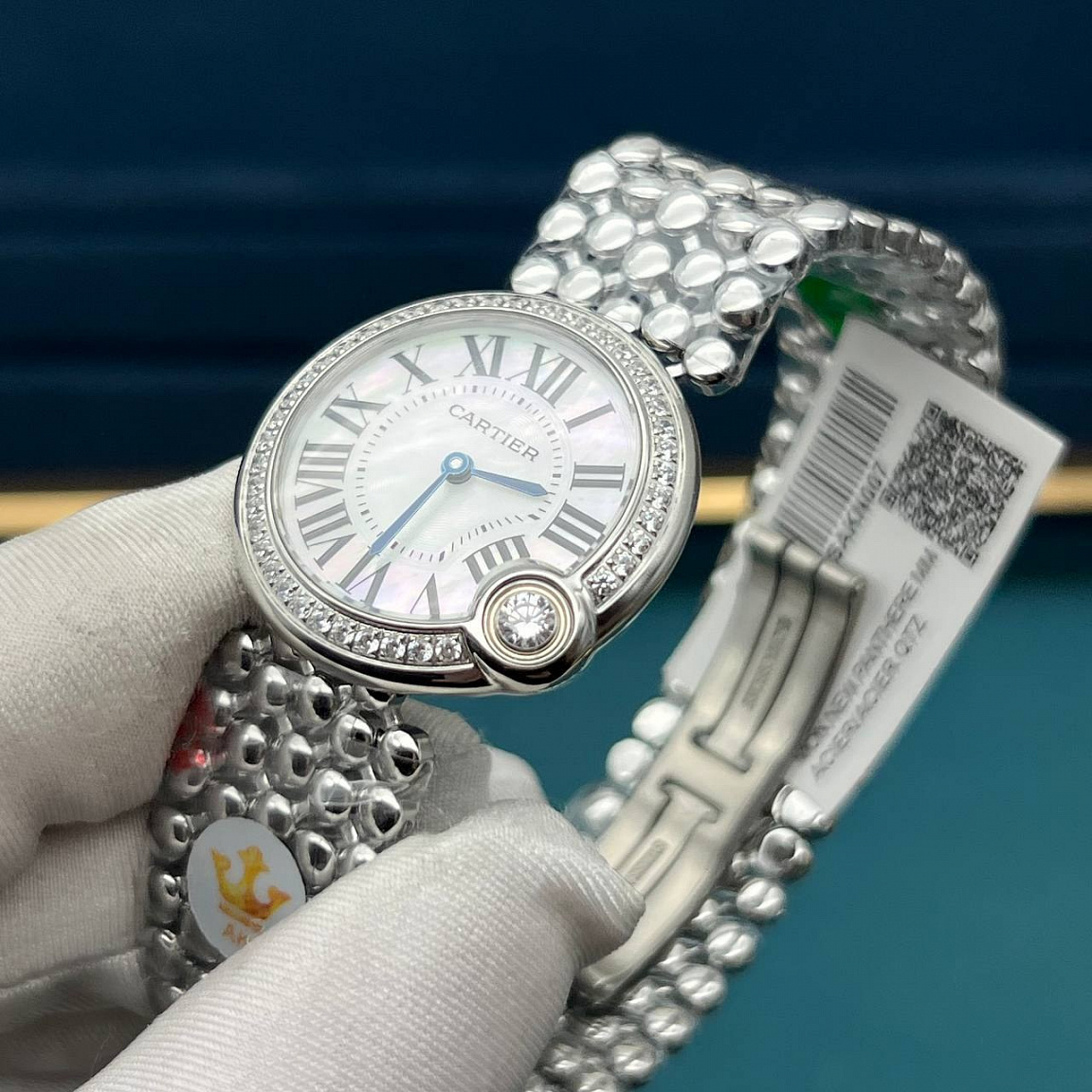 Cartier Ballon Blanc de Cartier 30 мм: римские цифры на перламутровом циферблате, сверкающие вставки на безеле