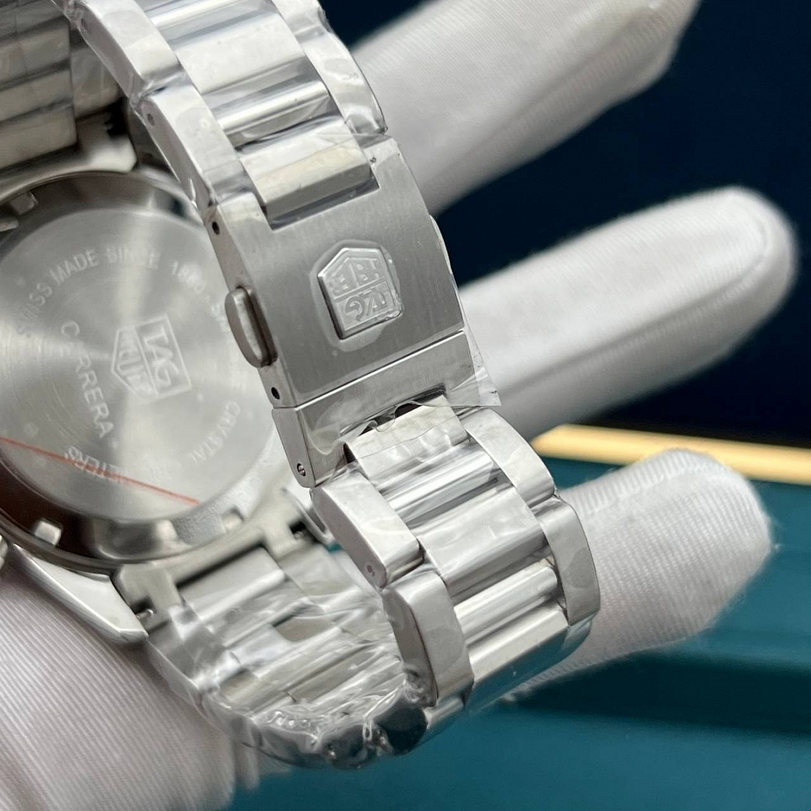 TAG Heuer Carrera 44 мм: чёрный керамический безель, серебристые стрелки и красная центральная стрелка