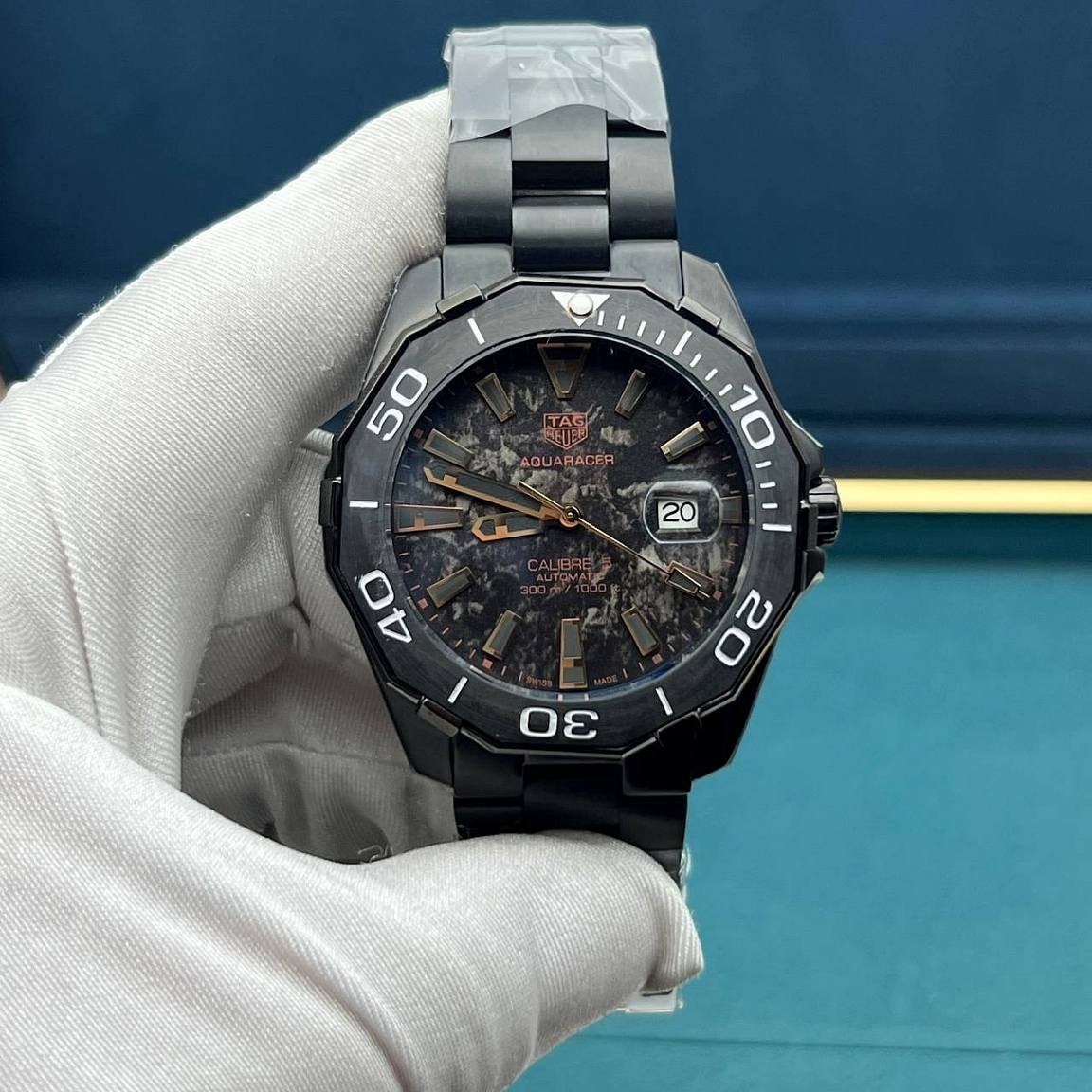 Часы TAG Heuer Aquaracer Calibre 5: карбоновый безель, чёрный циферблат, широкие стрелки и дата под линзой