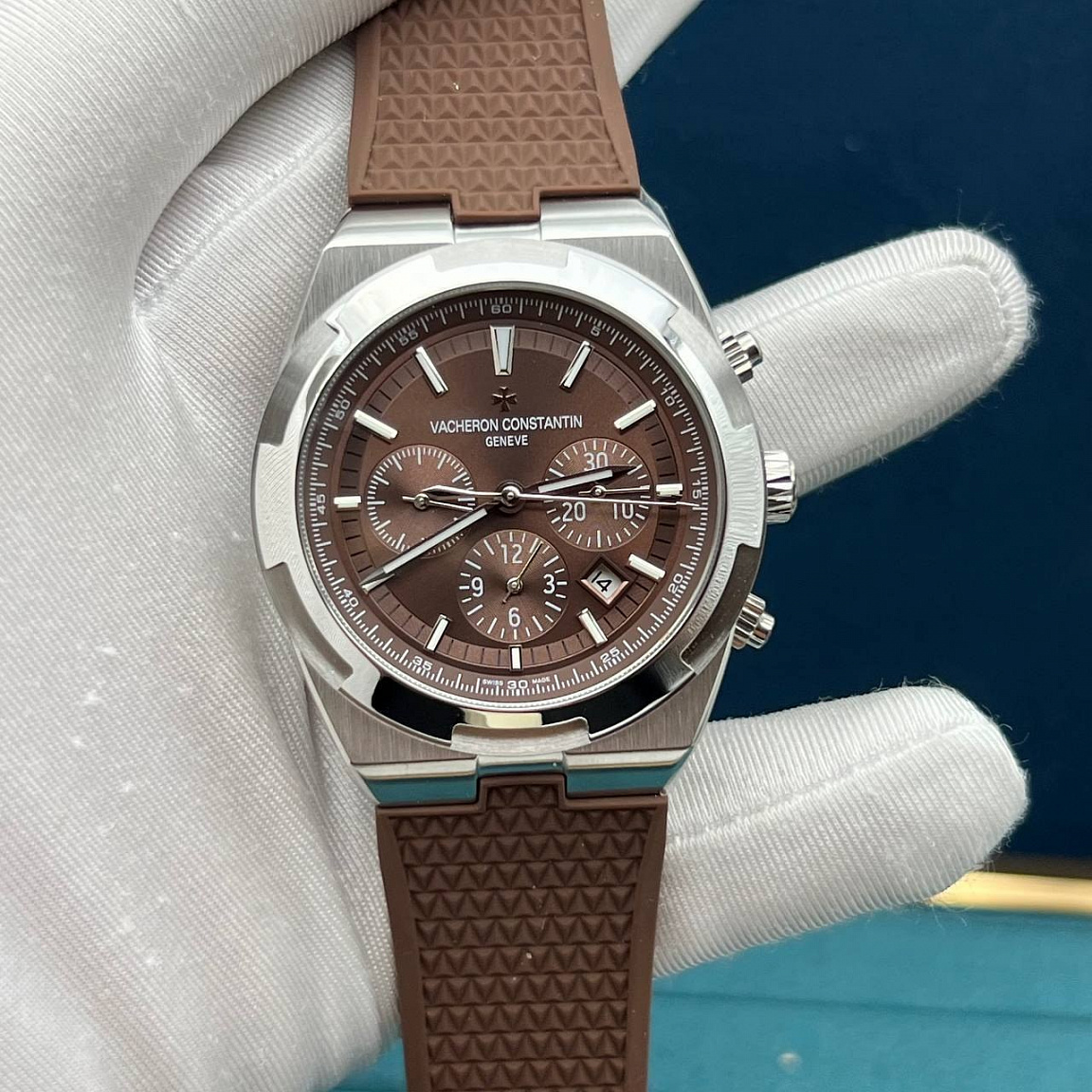 Vacheron Constantin Overseas Chronograph: коричневый циферблат с тремя счётчиками и рельефный каучуковый ремешок