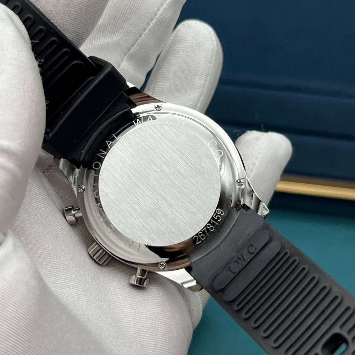 IWC Portugieser: корпус из нержавеющей гипоаллергенной часовой стали 316L и чёрный каучуковый ремешок