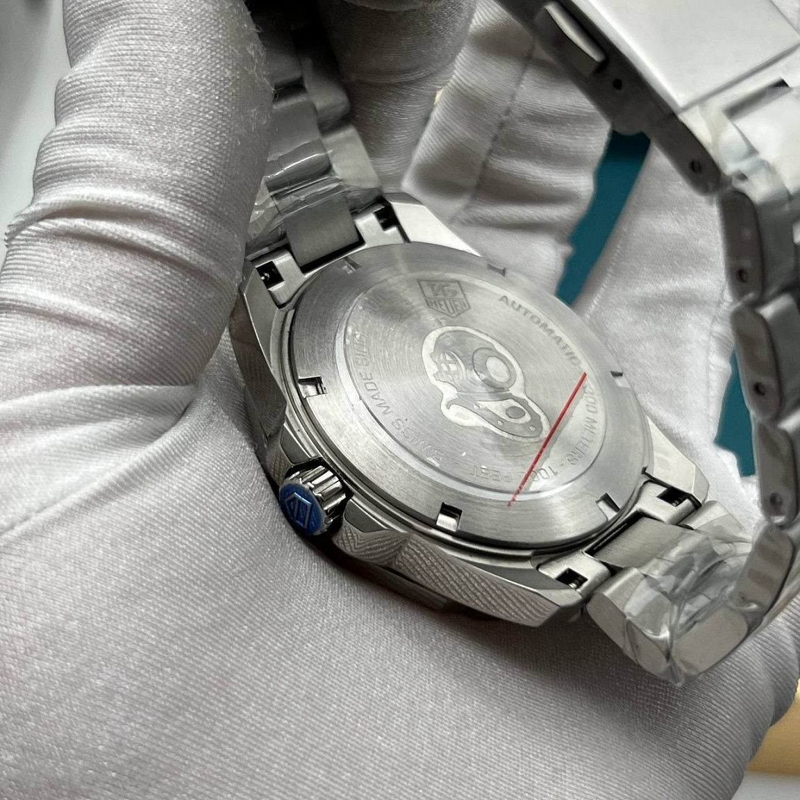 Часы TAG Heuer Aquaracer Calibre 5: объёмные метки на синем циферблате, дата под линзой у отметки «3 часа»