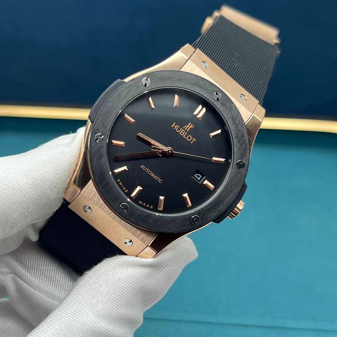 Hublot Classic Fusion 45 мм: золотистые стрелки и индексы, дата у отметки «3», чёрный безель с шестью винтами