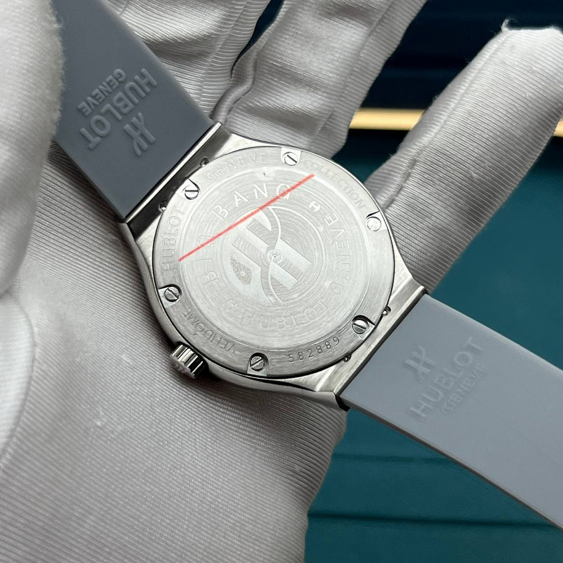 Hublot Classic Fusion 38 мм — стальной безель с винтами, серый циферблат с датой у отметки «3 часа»