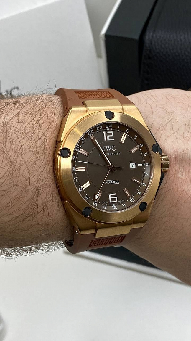 IWC Schaffhausen Ingenieur 45 мм: коричневый циферблат, механика с автоподзаводом