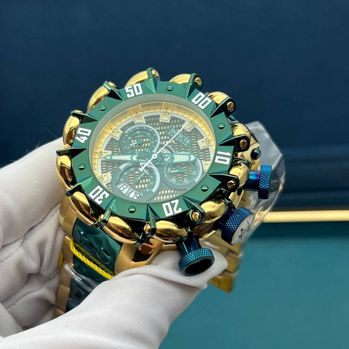 Invicta Hyper Beast 55 мм: рельефный безель с белыми цифрами, зелёный циферблат и широкие стрелки со светлыми вставками