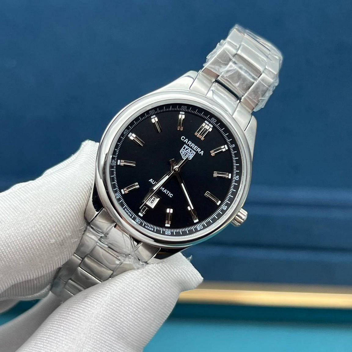 TAG Heuer Carrera 31 мм: чёрный циферблат с датой у отметки «6», полированный корпус и браслет из стали 316L