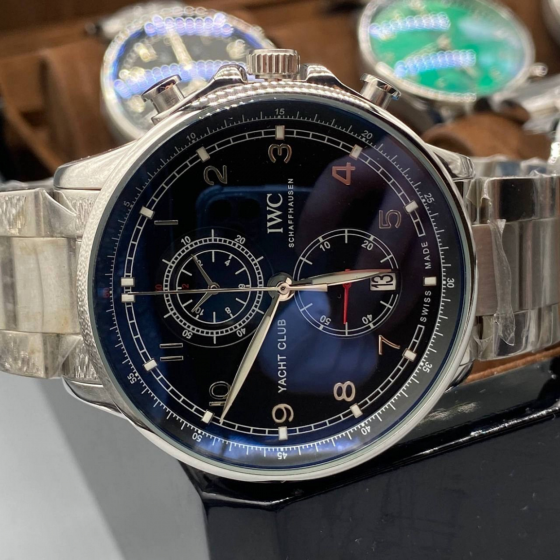 IWC Yacht Club 45 мм со стальным браслетом, чёрным циферблатом, арабскими цифрами и двумя малыми циферблатами