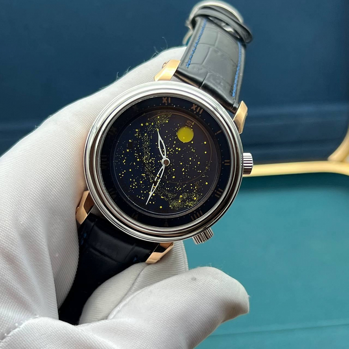Часы Patek Philippe Celestial 43 мм с ажурными стрелками, золотистыми звёздами и синей прострочкой чёрного ремня