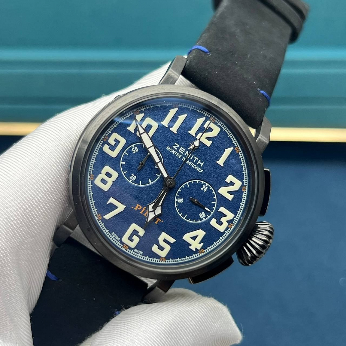 Часы ZENITH Pilot Type 20 Chronograph: синий циферблат с арабскими цифрами, корпус 45 мм и кожаный ремешок