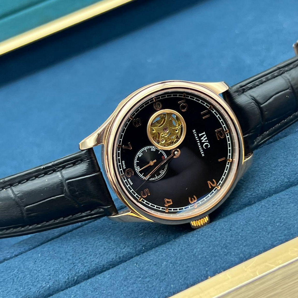 Часы IWC Schaffhausen Portugieser 43 мм: корпус оттенка розового золота, чёрный циферблат и кожаный ремешок
