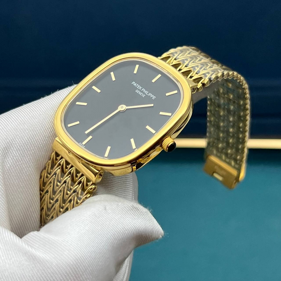 Часы Patek Philippe Ellipse TV: чёрный солнечный циферблат с двумя стрелками, корпус и браслет с золотым покрытием