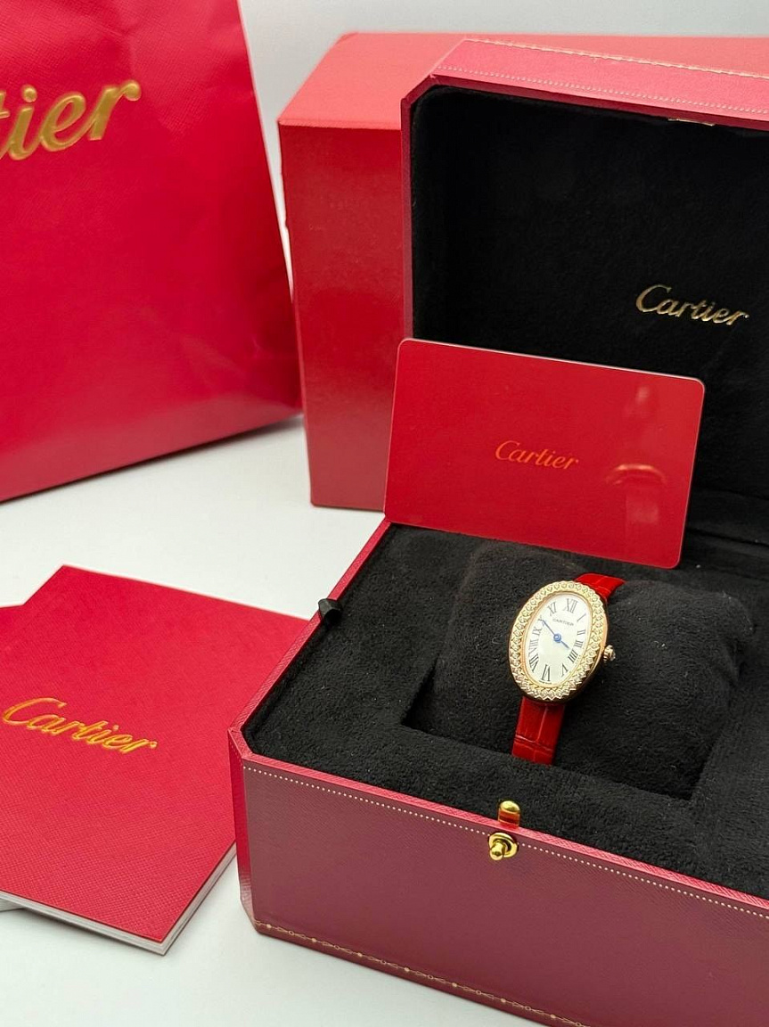 Женские Cartier Baignoire: синие стрелки и римские цифры на белом циферблате, овальный корпус с муассанитами