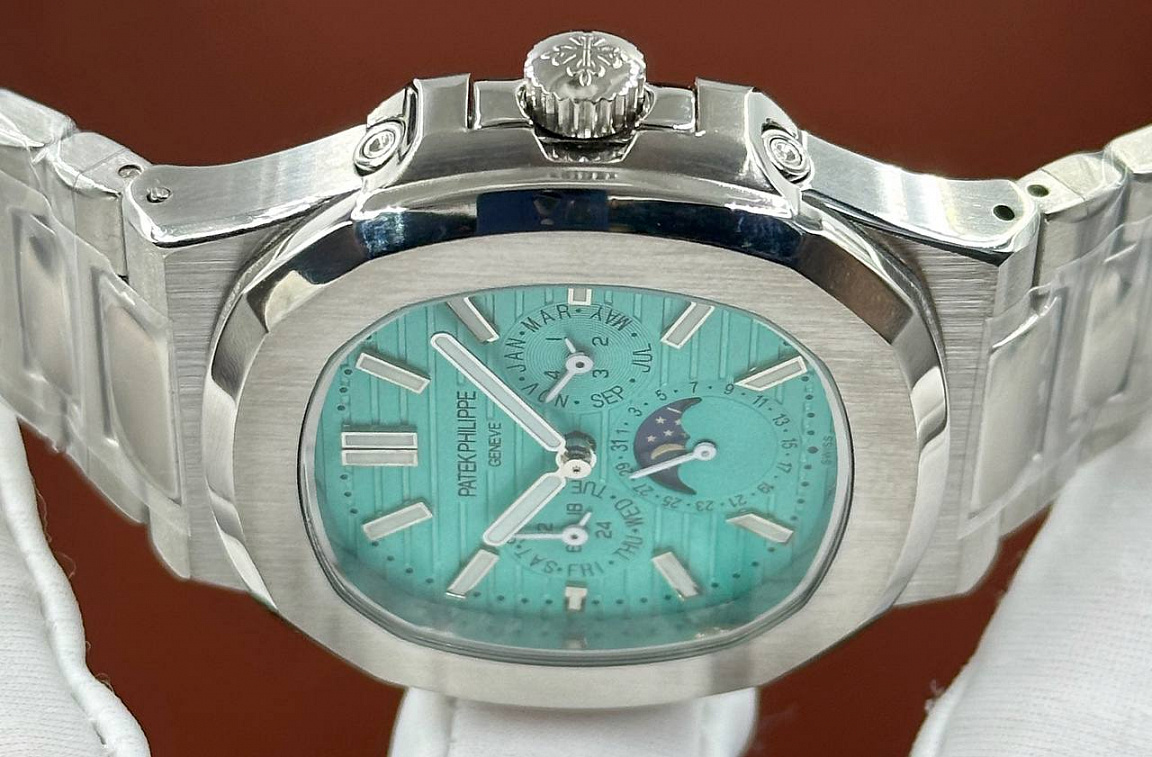 Популярные часы Patek Philippe - Nautilus Annual Calendar