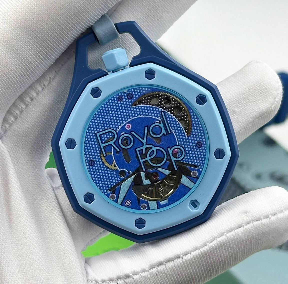 Audemars Piguet × Swatch Royal Pop Lan Bo: сине-серый рельефный циферблат со светлыми стрелками и метками