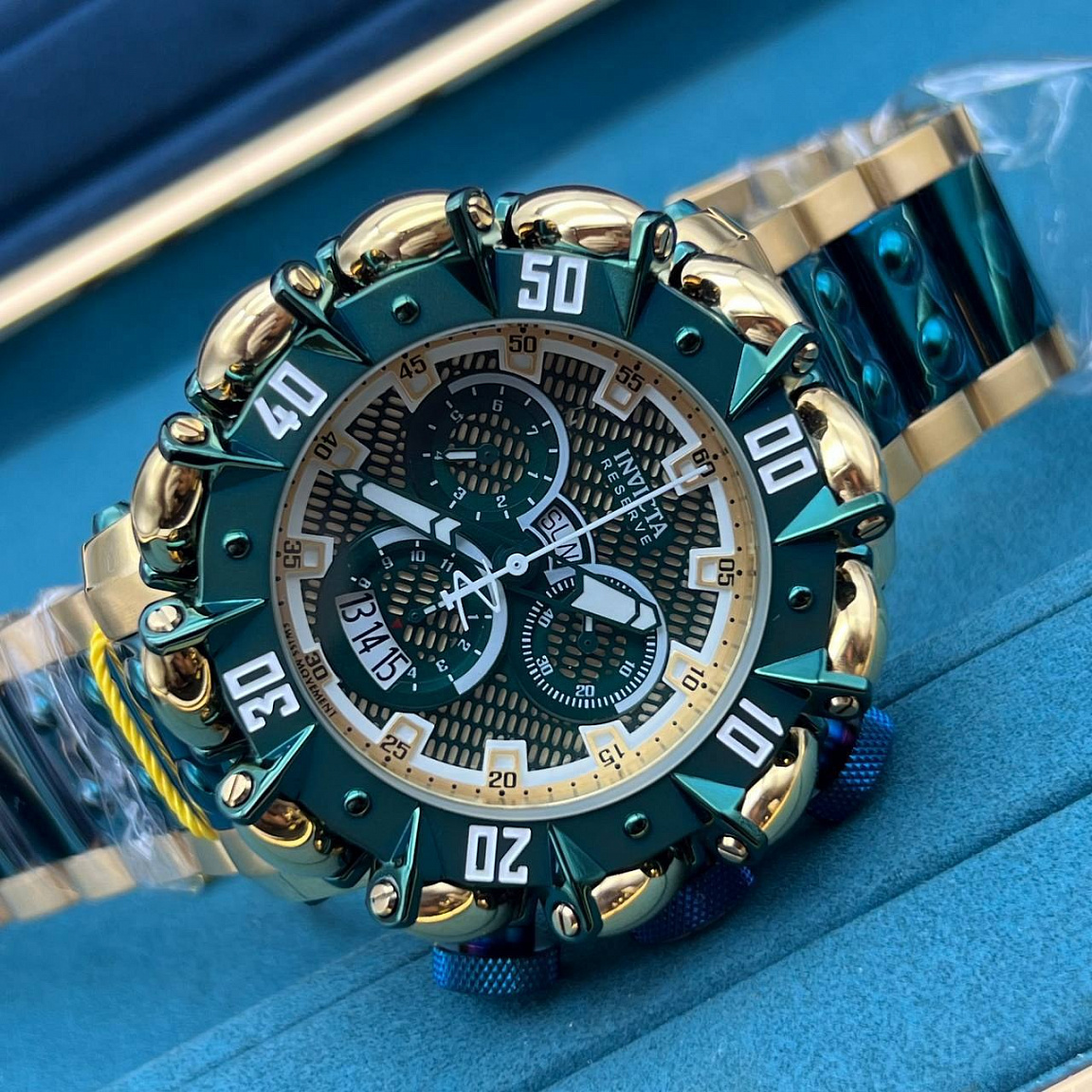 Invicta Hyper Beast 55 мм: рельефный безель с белыми цифрами, зелёный циферблат и широкие стрелки со светлыми вставками