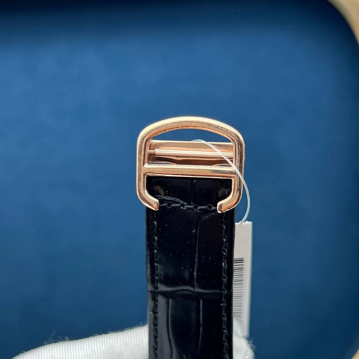 Cartier Tank Française 30 мм: римские цифры на серебристом циферблате и чёрный ремешок с тиснением