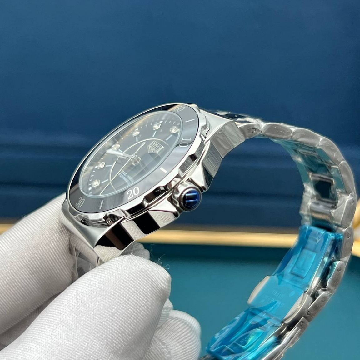 TAG Heuer Formula 1 37 мм: серебристые стрелки, дата у отметки «3» и браслет из стали 316L с чёрной керамикой