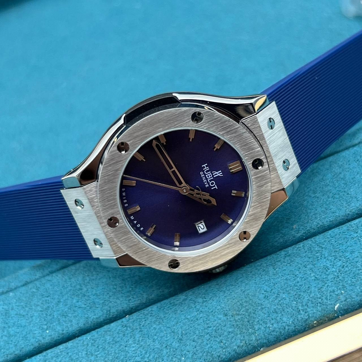 Часы Hublot Classic Fusion Blue с кварцевым механизмом Miyota 2115, сталью 316L и датой