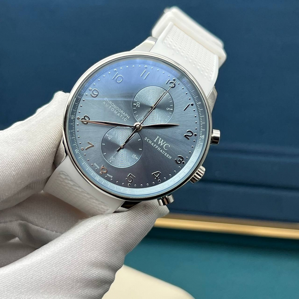 IWC Portugieser Chronograph: два малых циферблата на голубом фоне, корпус 41 мм и белый ремешок из каучука