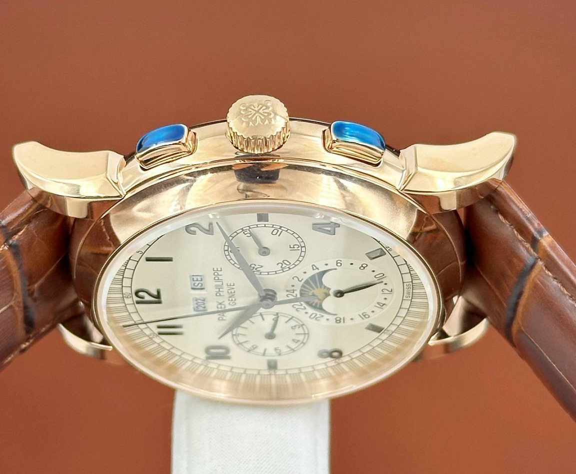 Бежевый циферблат Patek Philippe Grand Complications с арабскими цифрами, окошками года и месяца, кожаный ремешок