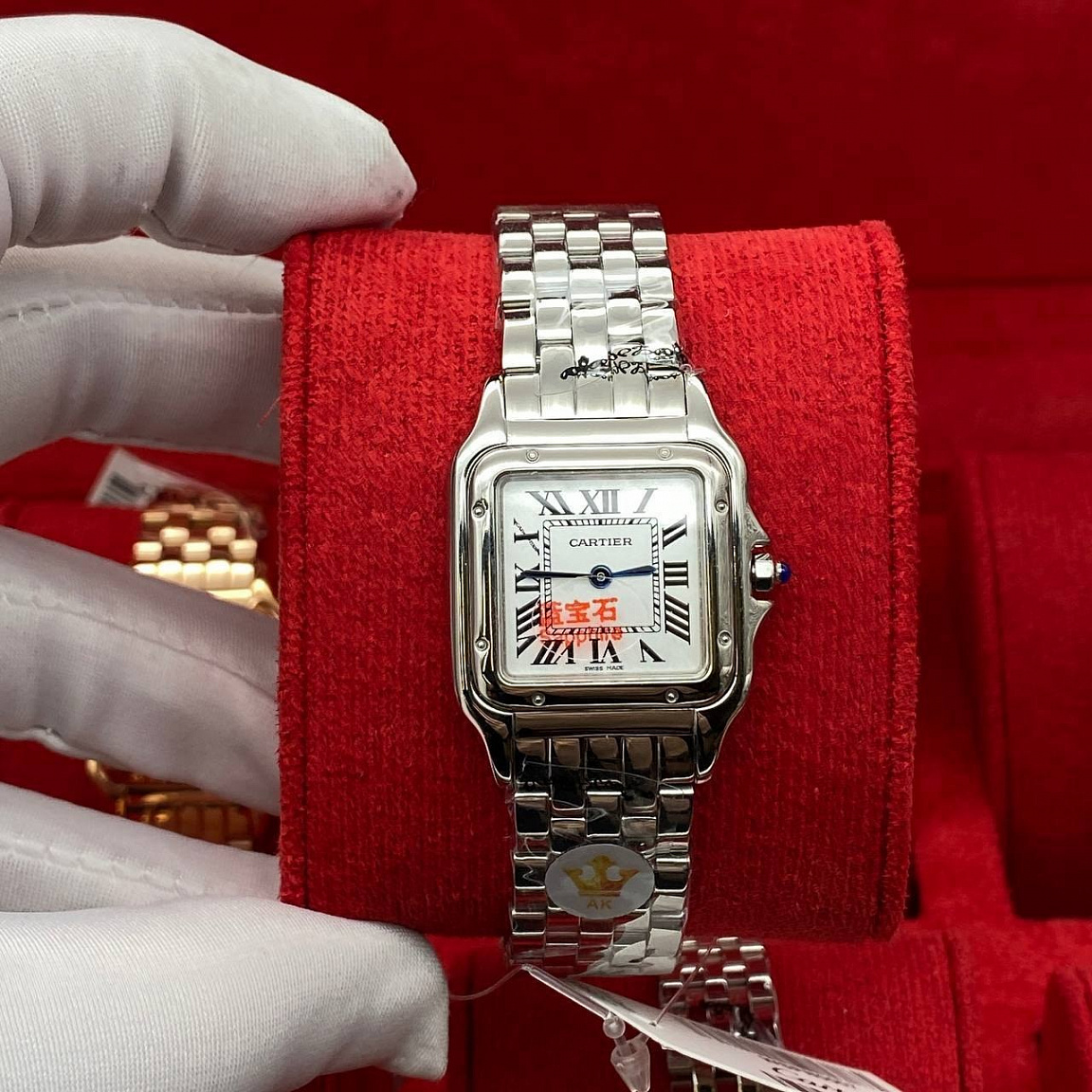 Cartier Panthère de Cartier 27 мм: квадратный корпус из стали 316L, белый циферблат и синие стрелки