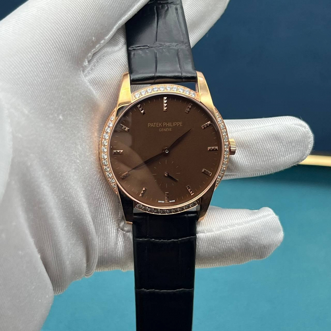 Patek Philippe Calatrava 39 мм: безель с кристаллами Swarovski и малая секундная шкала на коричневом циферблате