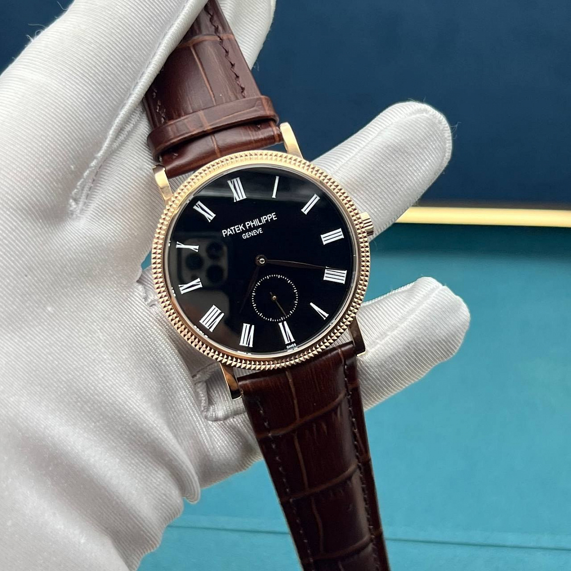 Patek Philippe Calatrava: римские цифры на чёрном циферблате, малая секундная шкала у «6», кожаный ремешок