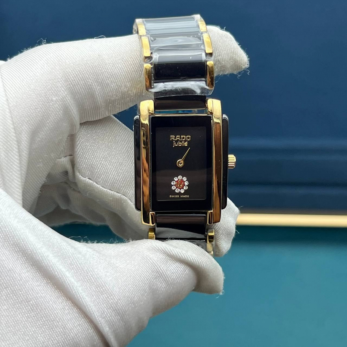 Женские Rado Integral Jubilé: чёрный циферблат с золотистыми стрелками, керамический корпус и браслет