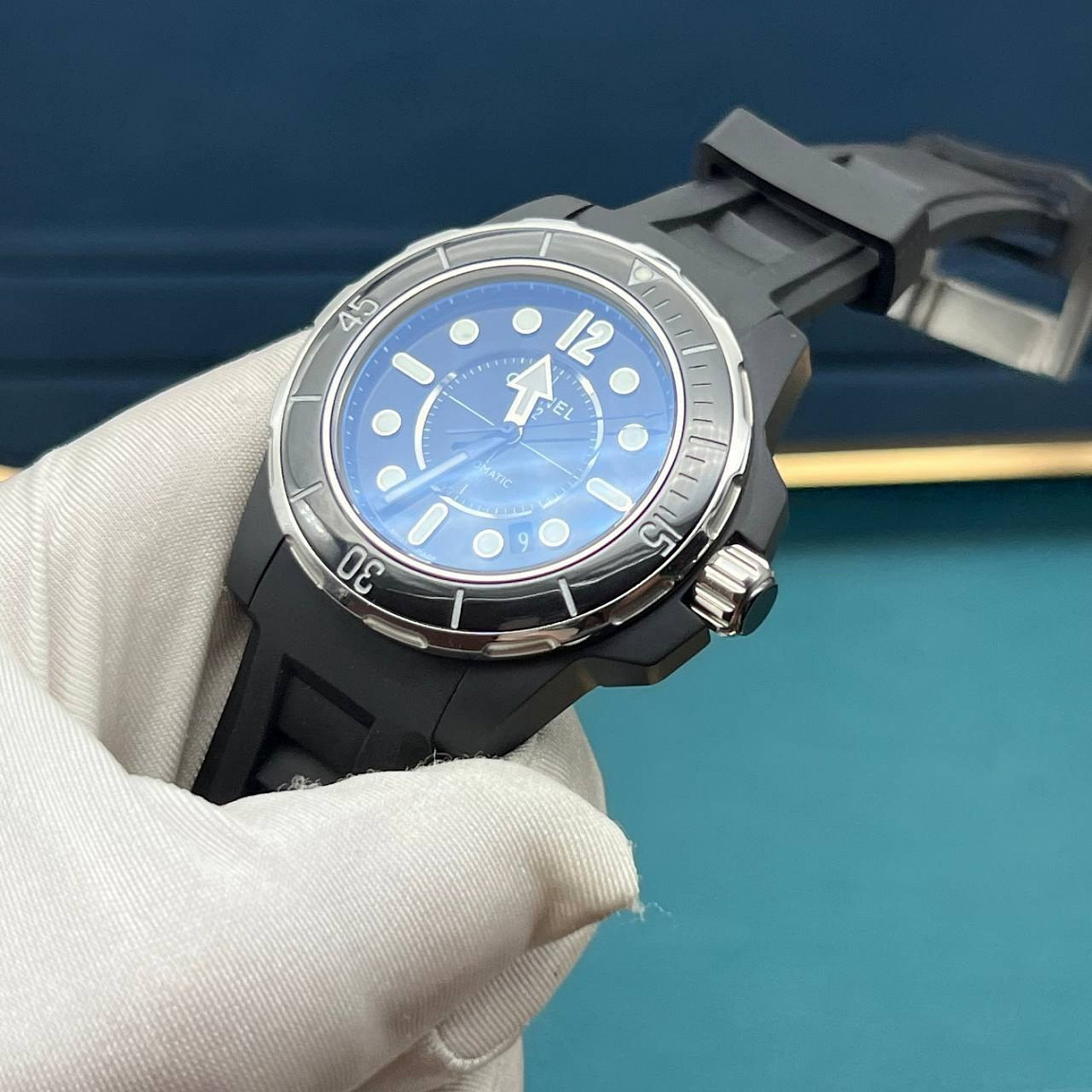 Часы CHANEL J12 Marine 42 мм: корпус из стали 316L с PVD, светлые стрелки и дата между отметками 4 и 5