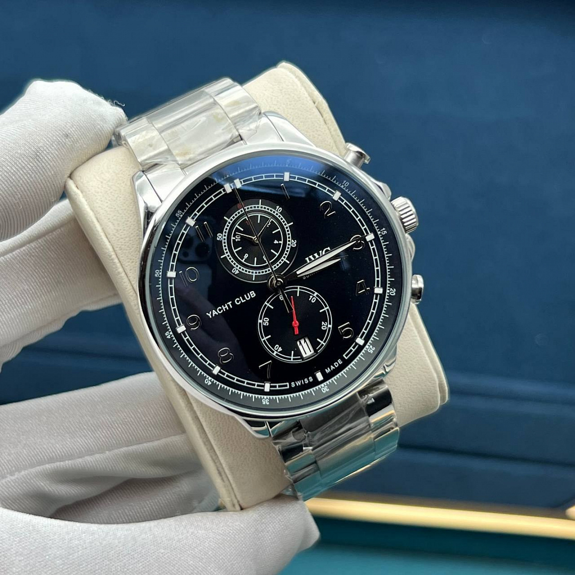 Часы IWC Yacht Club 45 мм: серебристые цифры на чёрном циферблате, дата у отметки «6» и стальной браслет