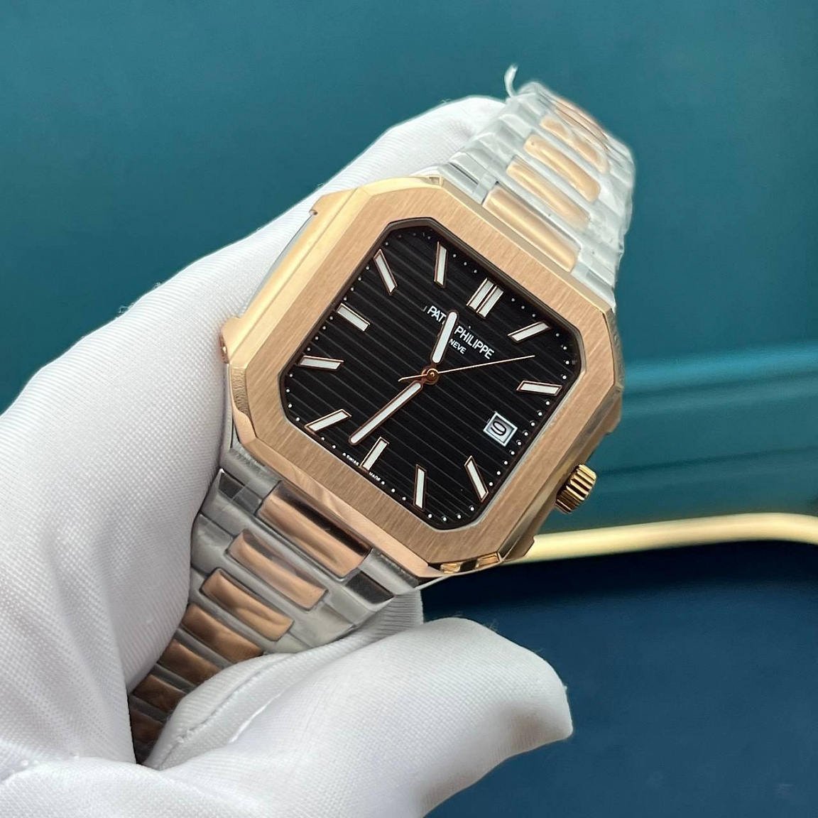 Patek Philippe Cubitus с чёрным циферблатом, механикой с автоподзаводом и корпусом 45 мм