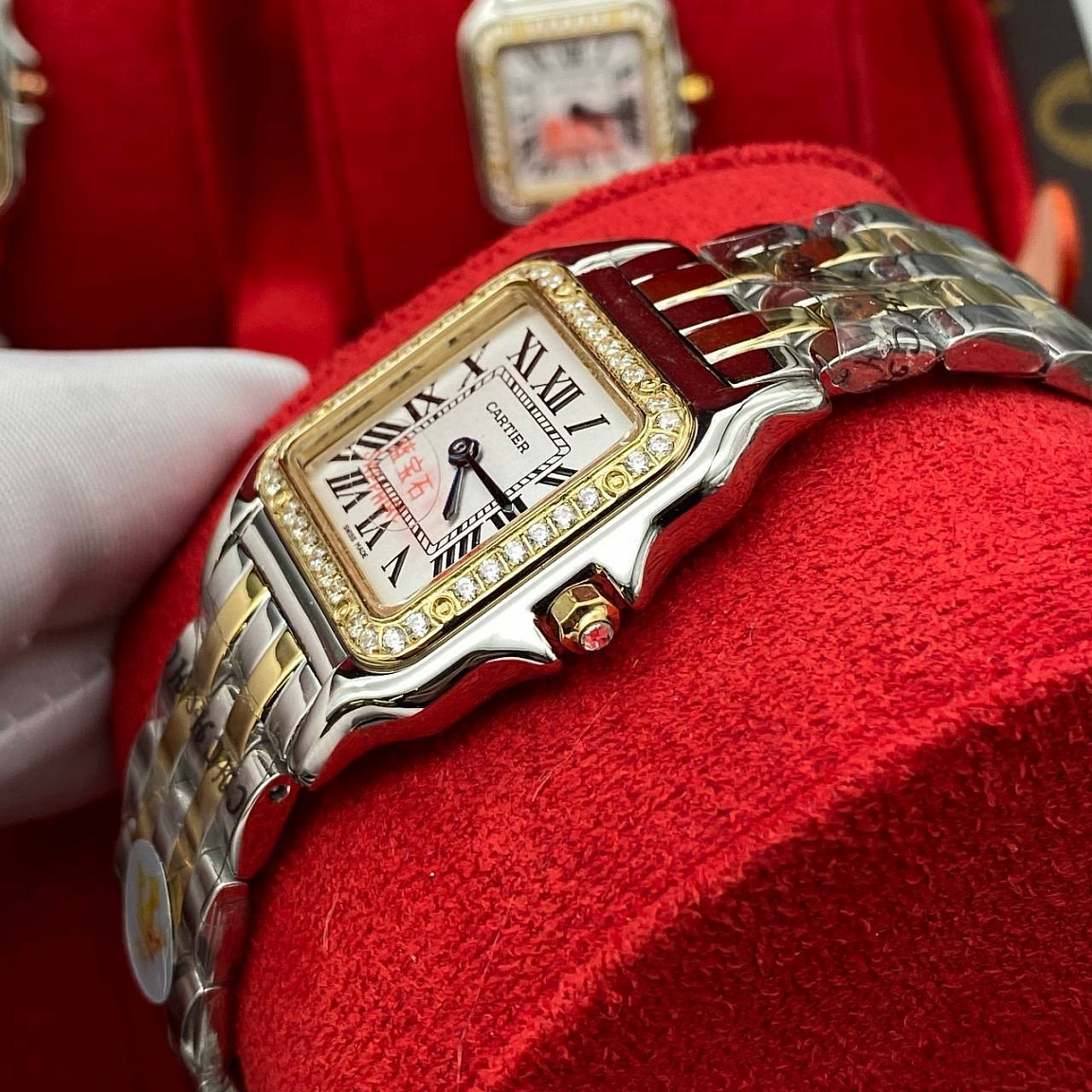 Cartier Panthère de Cartier Medium 27 мм: безель с прозрачными фианитами, римские индексы и синие стрелки