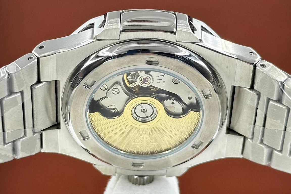 Популярные часы Patek Philippe - Nautilus Annual Calendar