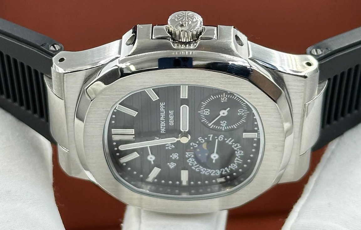 Популярные часы Patek Philippe - Nautilus Annual Calendar