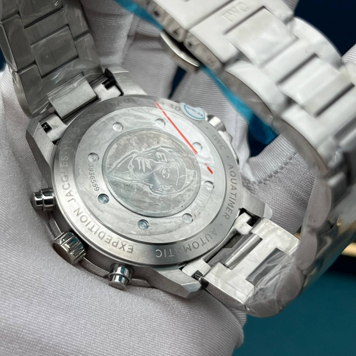 Часы IWC Aquatimer Chronograph с серым циферблатом, датой справа и широкими звеньями браслета, корпус 45 мм