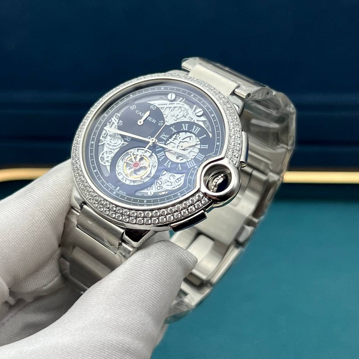 Часы Cartier Rotonde de Cartier 43 мм с чёрным циферблатом, римскими цифрами и браслетом из крупных звеньев