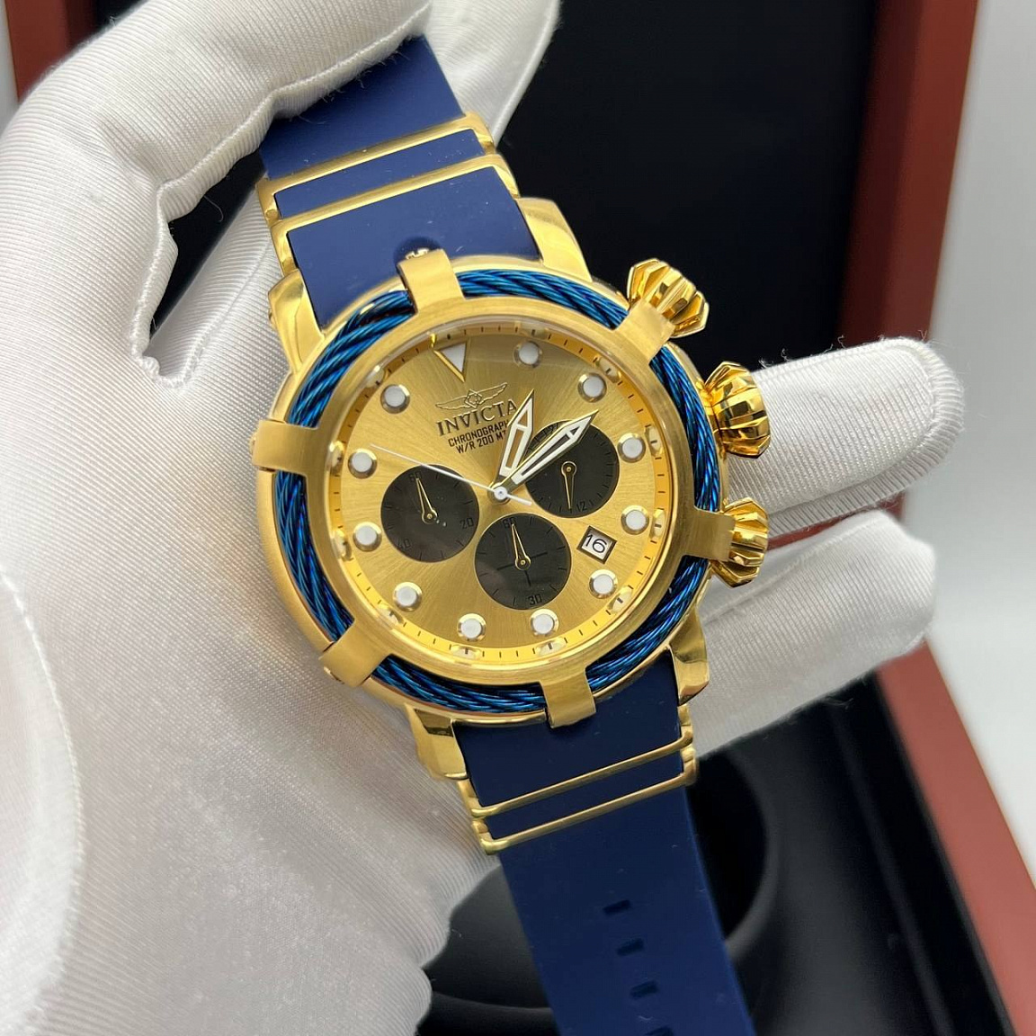 Крупные мужские часы Invicta Bolt с золотым циферблатом, синим акцентом безеля и каучуковым ремешком