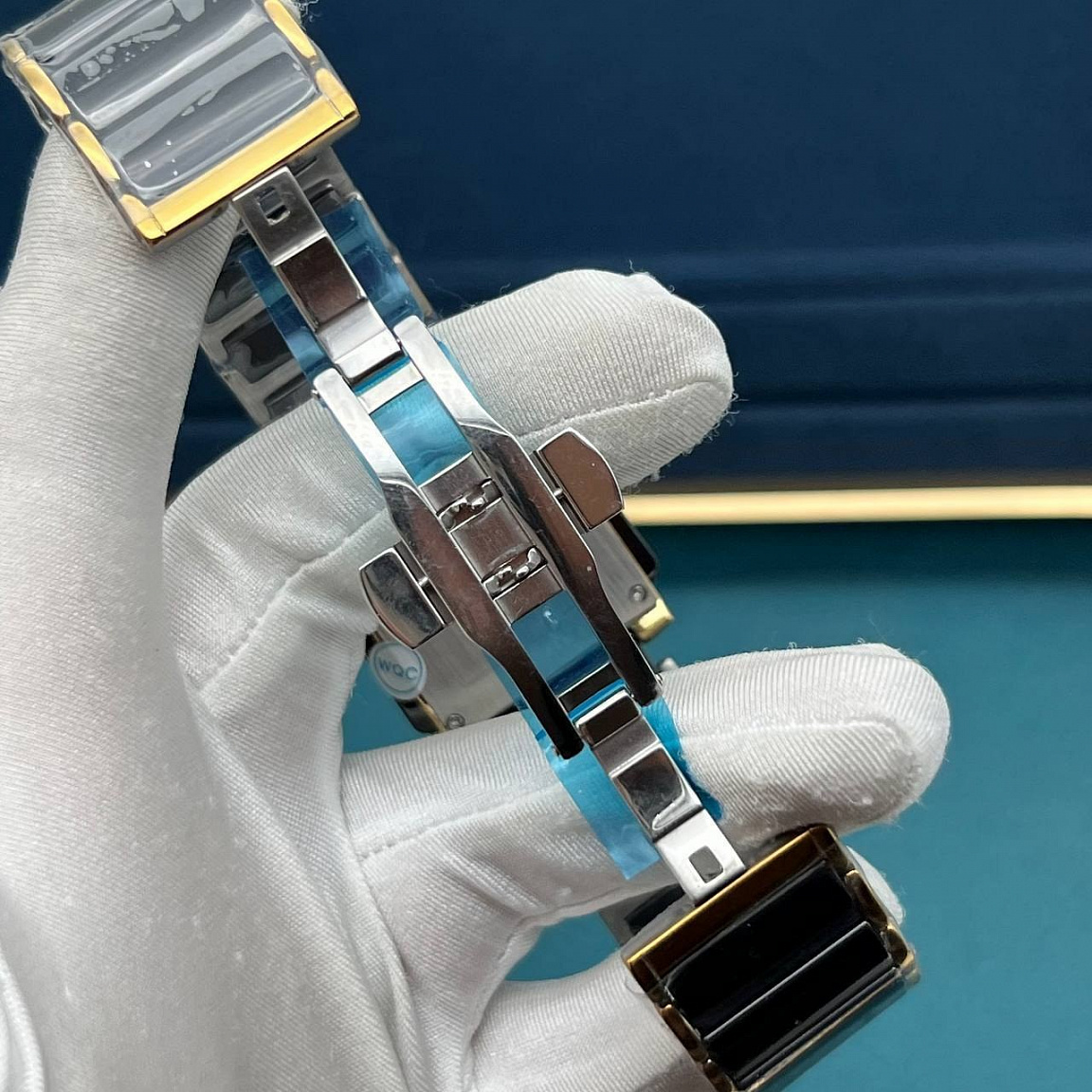 Часы Rado Integral 31 мм: золотистые стрелки и индексы на чёрном циферблате, белое окно даты внизу
