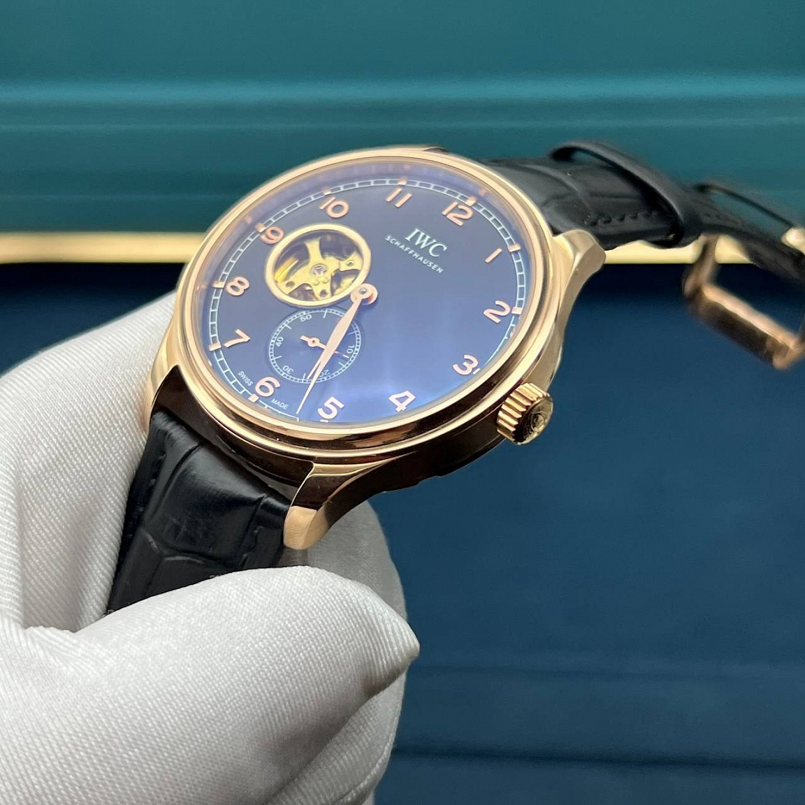 Часы IWC Schaffhausen Portugieser 43 мм: корпус оттенка розового золота, чёрный циферблат и кожаный ремешок