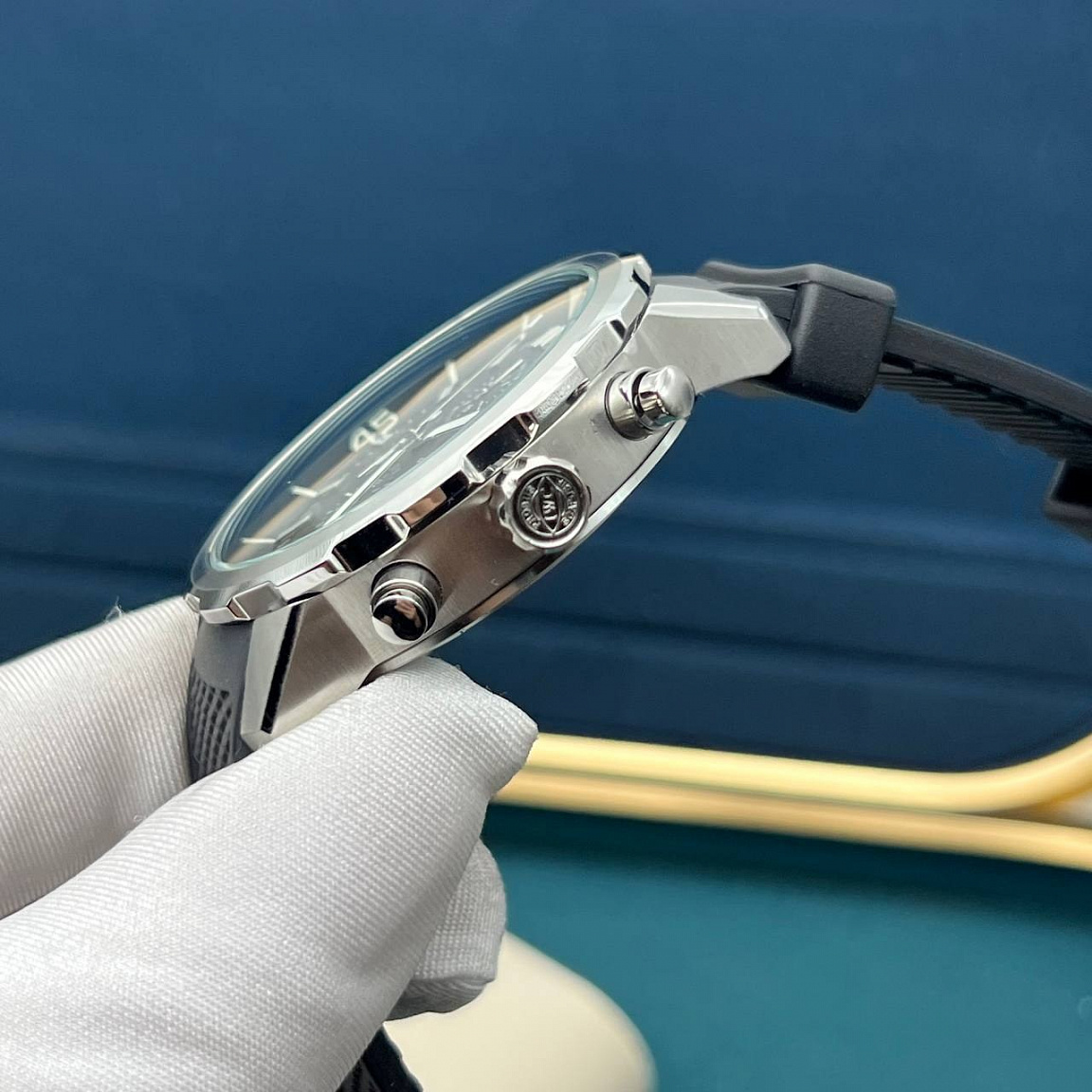Чёрный циферблат IWC Aquatimer 45 мм со светлыми стрелками и метками, стальной корпус и каучуковый ремешок