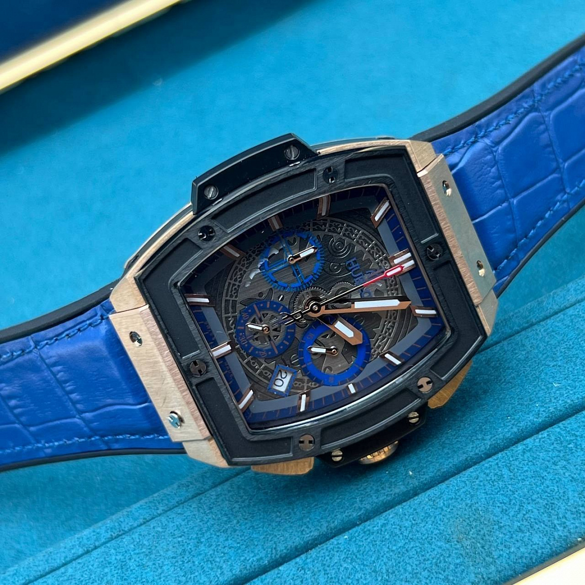 Hublot Spirit of Big Bang Flyback 45 мм: хронограф Miyota OS10, корпус из стали 316L, синий ремешок из каучука и кожи
