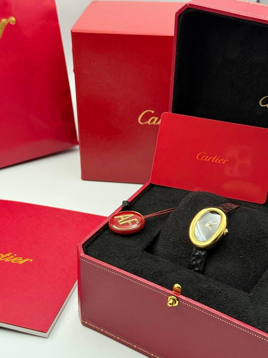 Овальные Cartier Baignoire 26 мм: золотистые стрелки на чёрном циферблате, фактурный ремешок из натуральной кожи