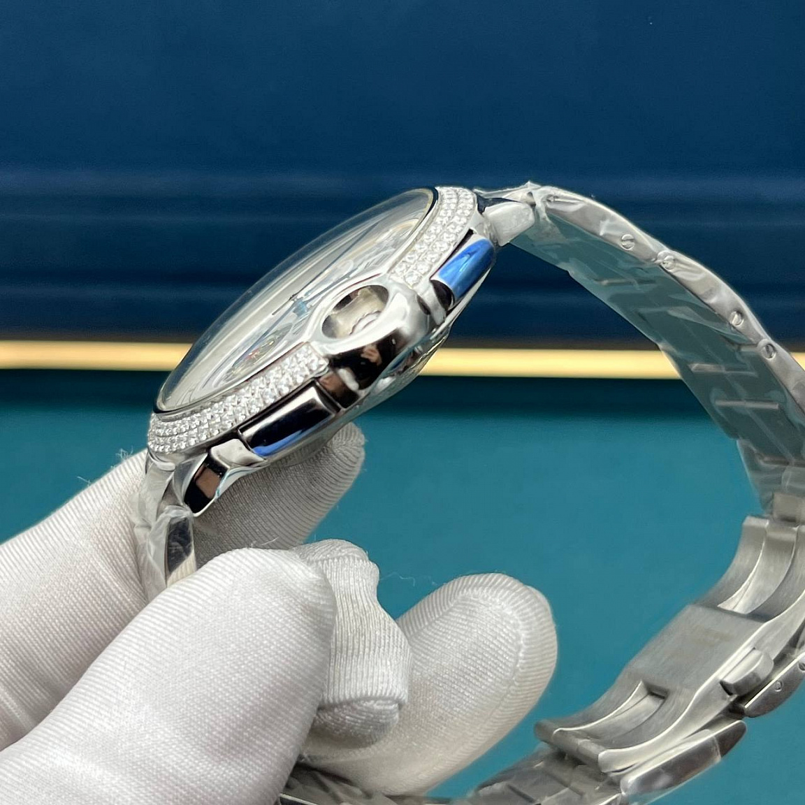 Cartier Rotonde de Cartier 43 мм с римскими цифрами на серебристом циферблате и полированным стальным браслетом