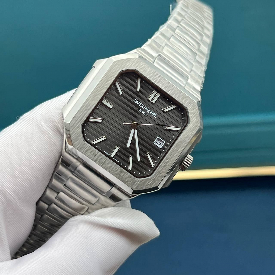 Чёрный рельефный циферблат Patek Philippe Cubitus 45 мм с серебристыми стрелками и датой у отметки «3»