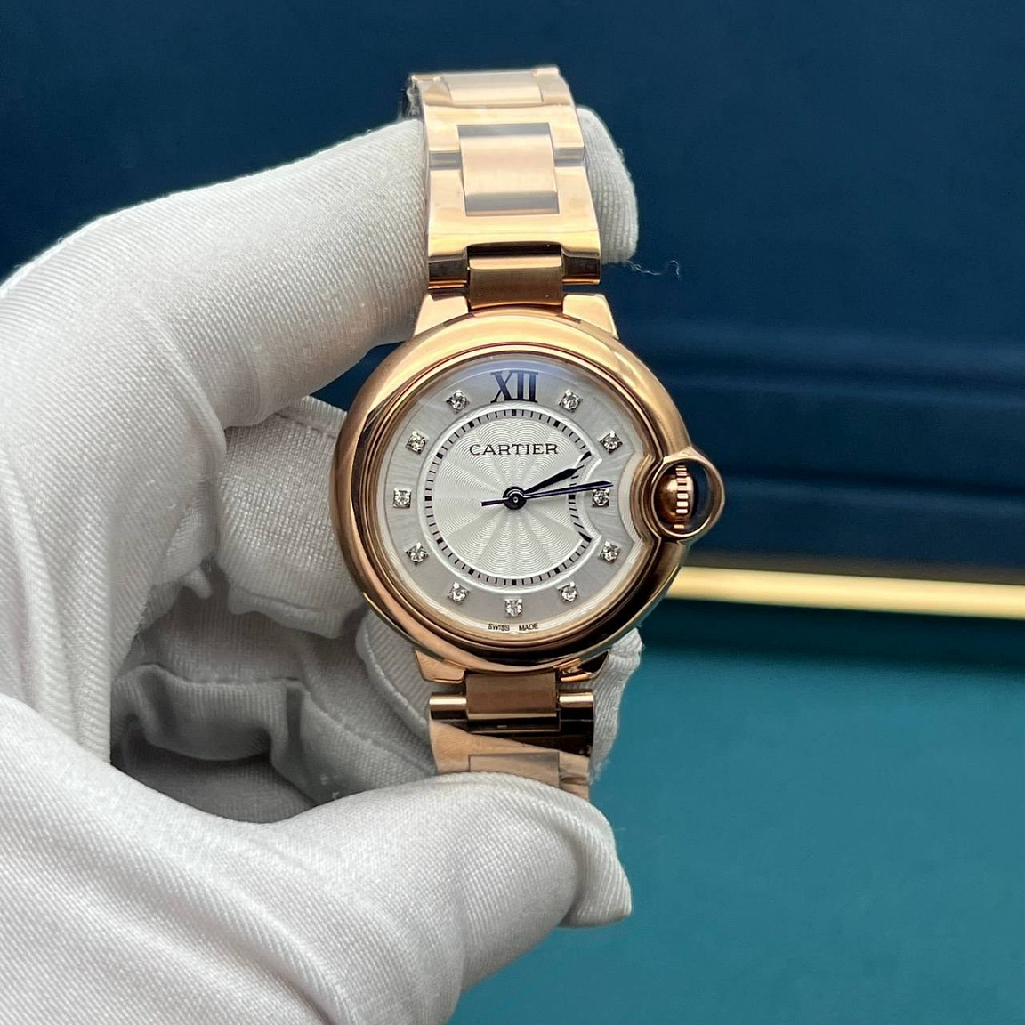 Часы Cartier Ballon Bleu 33 мм: серебристый циферблат с римской XII, корпус и браслет оттенка розового золота
